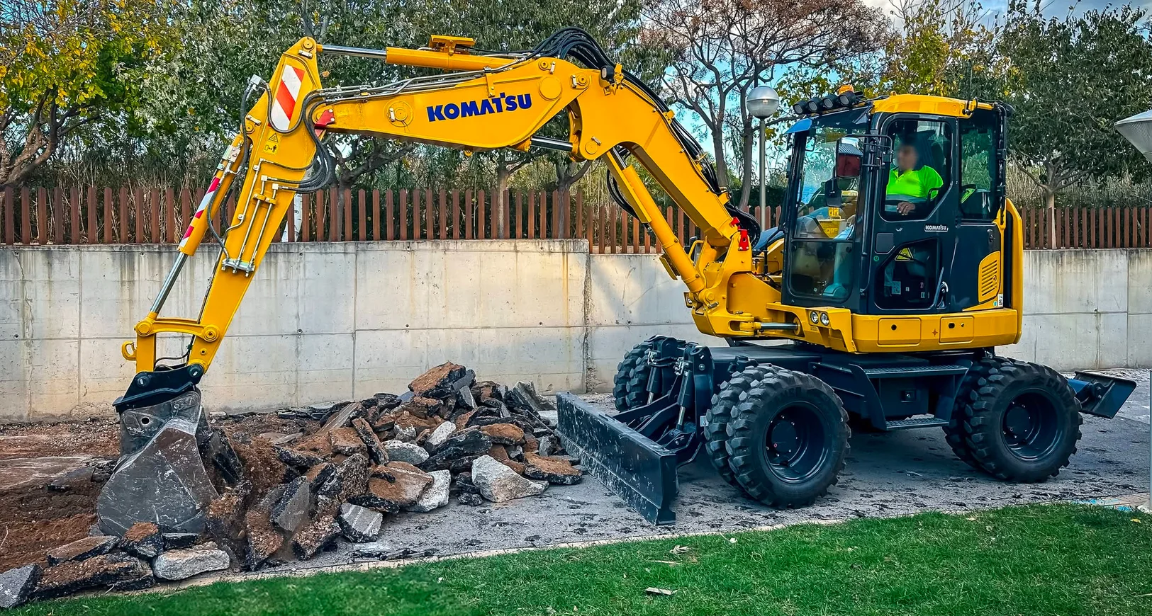 Catalogo Komatsu Sur Komat. Nuestras miniexcavadoras de ruedas ofrecen movilidad y precisión en zonas urbanas o de difícil acc…